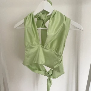 Topp, Gina - Topp från Gina Tricot, köpt i våras och bara använd en gång efter det! 