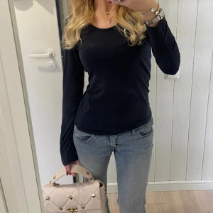 Långärmad tröja! Intimissimi DUPE - Säljer min fina och nästan oanvända långärmade tröja. Tight passform och perfekt till lågmidjade jeans