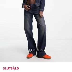 Y2k jeans - Raka jeans med medelhögmidja från collusion! Nypris 479kr