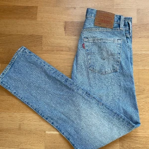 LEVIS 501 - Tjena, säljer mina gamla 501or! Jeansen är i storlek 29/32 och är i fint skick. Säljs då de inte kommer till användning längre. Tveka inte på att fråga i DM
