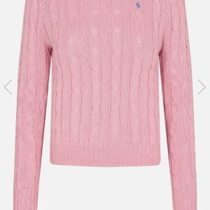 Rosa kabelstickad tröja - En rosa kabelstickad tröja ifrån Ralph Lauren i storlek M. Litet hål men som lätt går att fixa