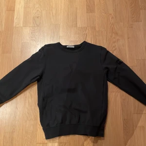 Stone island tröja - Säljer nu min stone island tröja för att den inte kommer till användning.  Köpt för 2350 Kom med prisförslag 