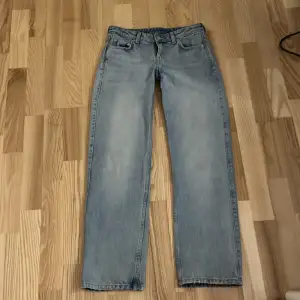 Säljer dessa jätte snygga lowwaist jeans från weekday. Har inte kommit till Så mycket användning💓Nypris 590kr! Pris kan diskuteras vid köp. Jag är ca 1,60cm lång och jeansen passar mig bra i längden!💓