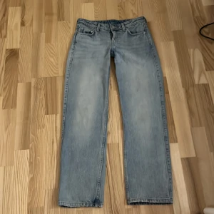  lowwaist  jeans - Säljer dessa jätte snygga lowwaist jeans från weekday. Har inte kommit till Så mycket användning💓Nypris 590kr! Pris kan diskuteras vid köp. Jag är ca 1,60cm lång och jeansen passar mig bra i längden!💓