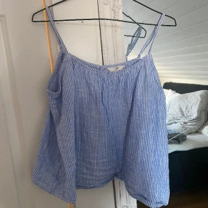 Söt topp - Supergulligt linne. Aldrig blivit använt tyvärr, så är i toppenskick🩵