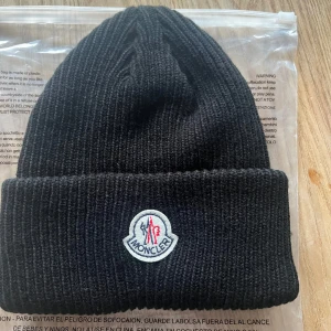Moncler  - Helt ny moncler mössa i nyskick. Fungerande tag.