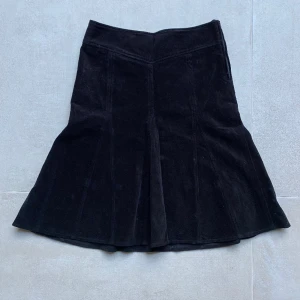 Svart långkjol - Söt och svart långkjol! Pris kan diskuteras💕