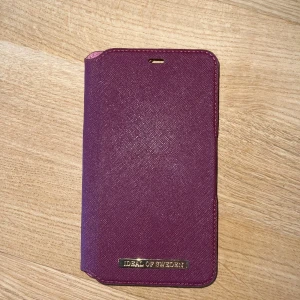 Ideal of Sweden fodral - Passar iPhone 11. Mycket bra skick, inga defekter. Magnetisk. Tryck gärna på ”köp nu” knappen!