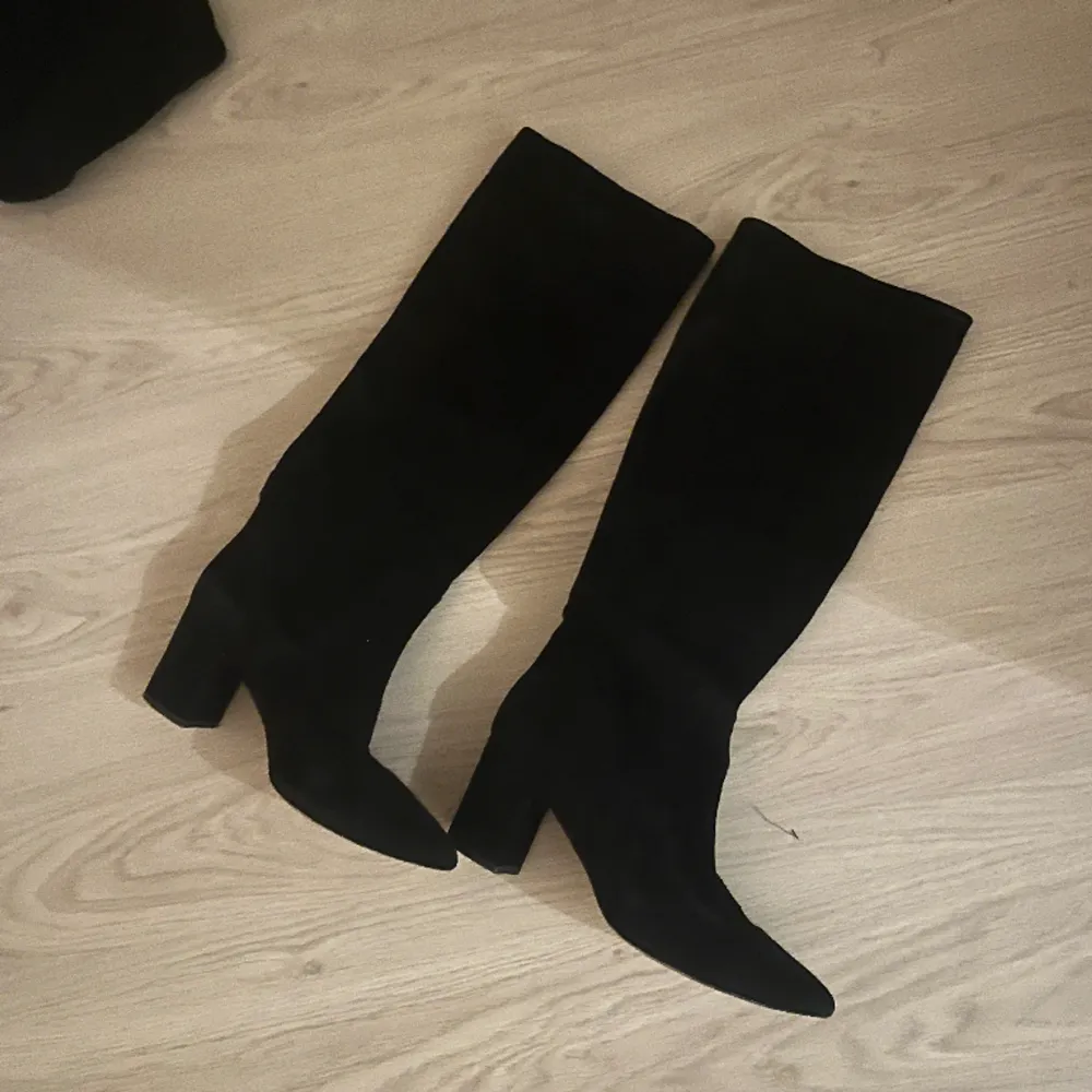 Ett par svarta boots i mocka med klack Svarta boots som har spetsig tå, perfekta till fest! 💓 Skorna har en liten fläck på skaftet men inget man lägger märket till och är arnas i fint skick 💕😊 Passar 39-40. Skor.