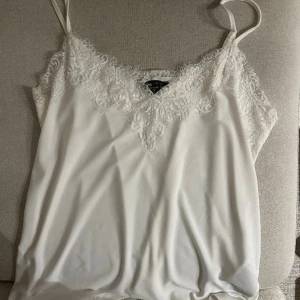 Fest linne - Jättefint linne med spets från new yoker, använd endast en gång. Perfekt till fest! Storlek s men passar även m💖