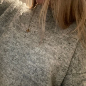 Säljer denna stickade tröja då jag kände att den satt konstigt vid halsen - Tröjan är i storlek M men passar bra på S, den är grå och stickad, köpt för 3 år sen ungefär❤️