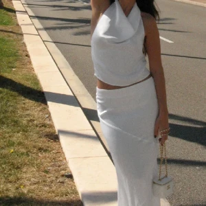 Satin set - Vitt satin-set från NA-KD, båda delarna för 550:-. Använt en gång. (Bilderna från NA-KD) nypris 799kr. 