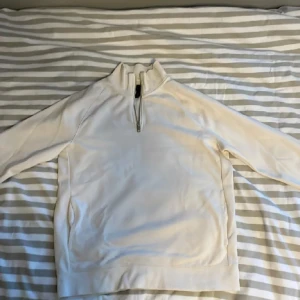 Zip up tröja - Hej! Säljer den här tröjan för den passar inte mig längre, jag köpte den för 300. Lägg gärna bud.