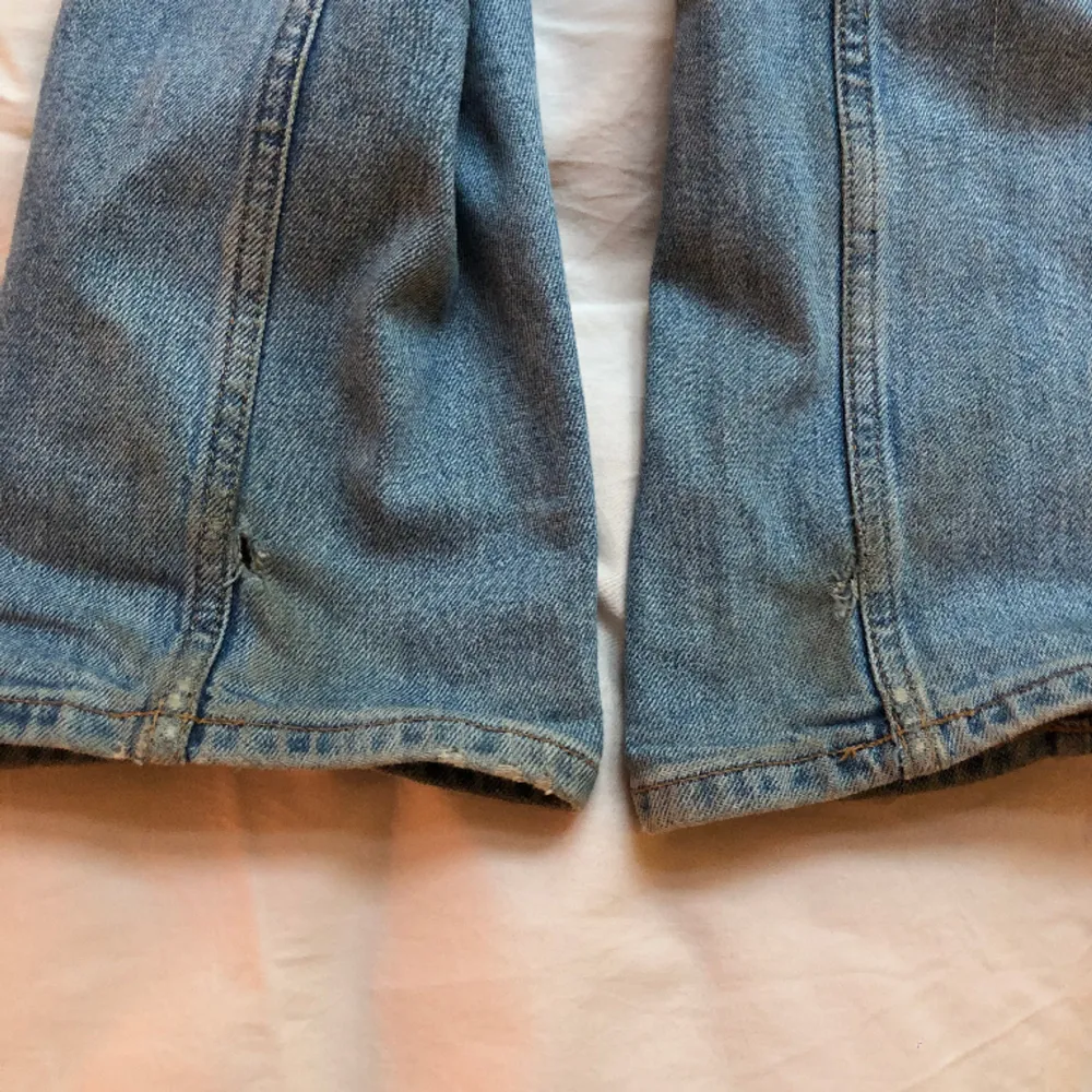 Straight/bootcut jeans. Ser högmidjade ut på bilden men är typ midwaist/low waist❤️de har små hål längst ner men inget som märks och de går lätt att laga🫶🏻 köpta för ca 600. Jeans & Byxor.