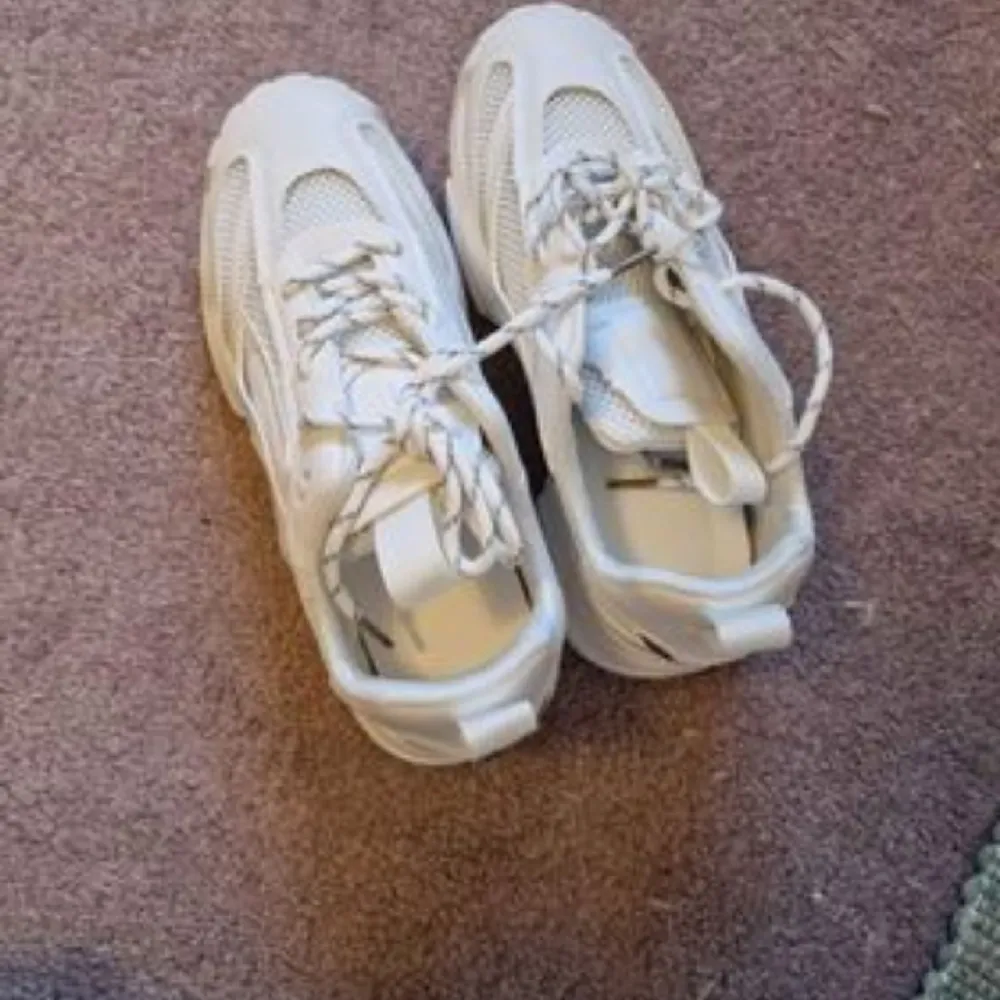 Säljer mina vita skor som jag inte använder längre.  Dom är helt oanvända.. Skor.