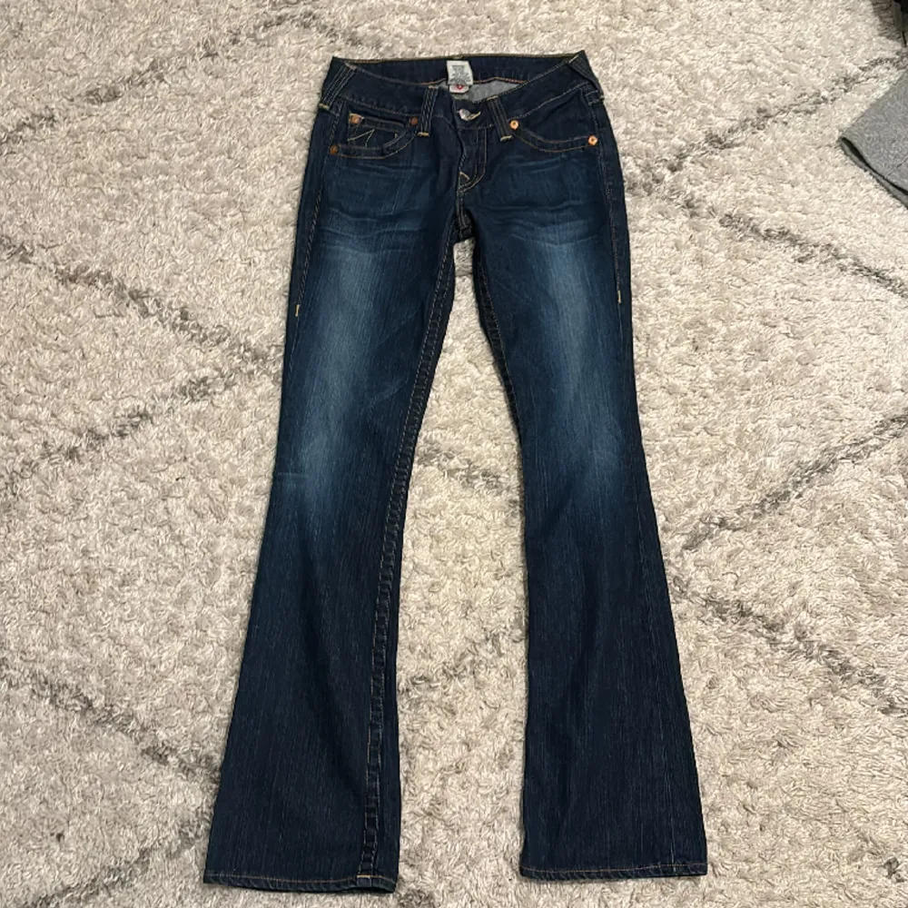 Säljer mina lågmidjade true religion jeans!!🙏 Bootcut / utsvängda. Storlek 28, midja tvärs över 36cm. Innebenslängd 84cm. Kan skicka fler bilder vid behov. KÖP DIRKET FÖR 1200!. Jeans & Byxor.