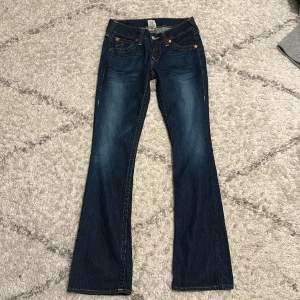 Säljer mina lågmidjade true religion jeans!!🙏 Bootcut / utsvängda. Storlek 28, midja tvärs över 36cm. Innebenslängd 84cm. Kan skicka fler bilder vid behov. KÖP DIRKET FÖR 1200!