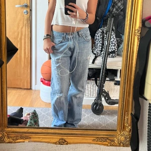 lågmidjade baggy jeans - säljer dessa jätte snygga lågmidjade baggy jeansen, de är lite långa för mig som är ca 155 och brukar ha xs/s! ❤️ kom privat för fler frågor 😇😇