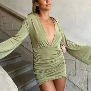 Snyggaste gröna klänningen från en av Lojsan Wallin kollektioner med nakd, supersnygg. Använd några få gånger men som ny. 