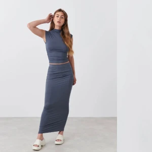 Kjol set - Säljer detta superfina set ifrån gina. Använts 1 gång så fortfarande i nyskick. Färgen är mer åt det gråa hållet än va det framgår på bilden. Nypris 550 men säljer för 300 (både kjolen och linnet). Finns inte att köpa på Gina Tricot längre. 