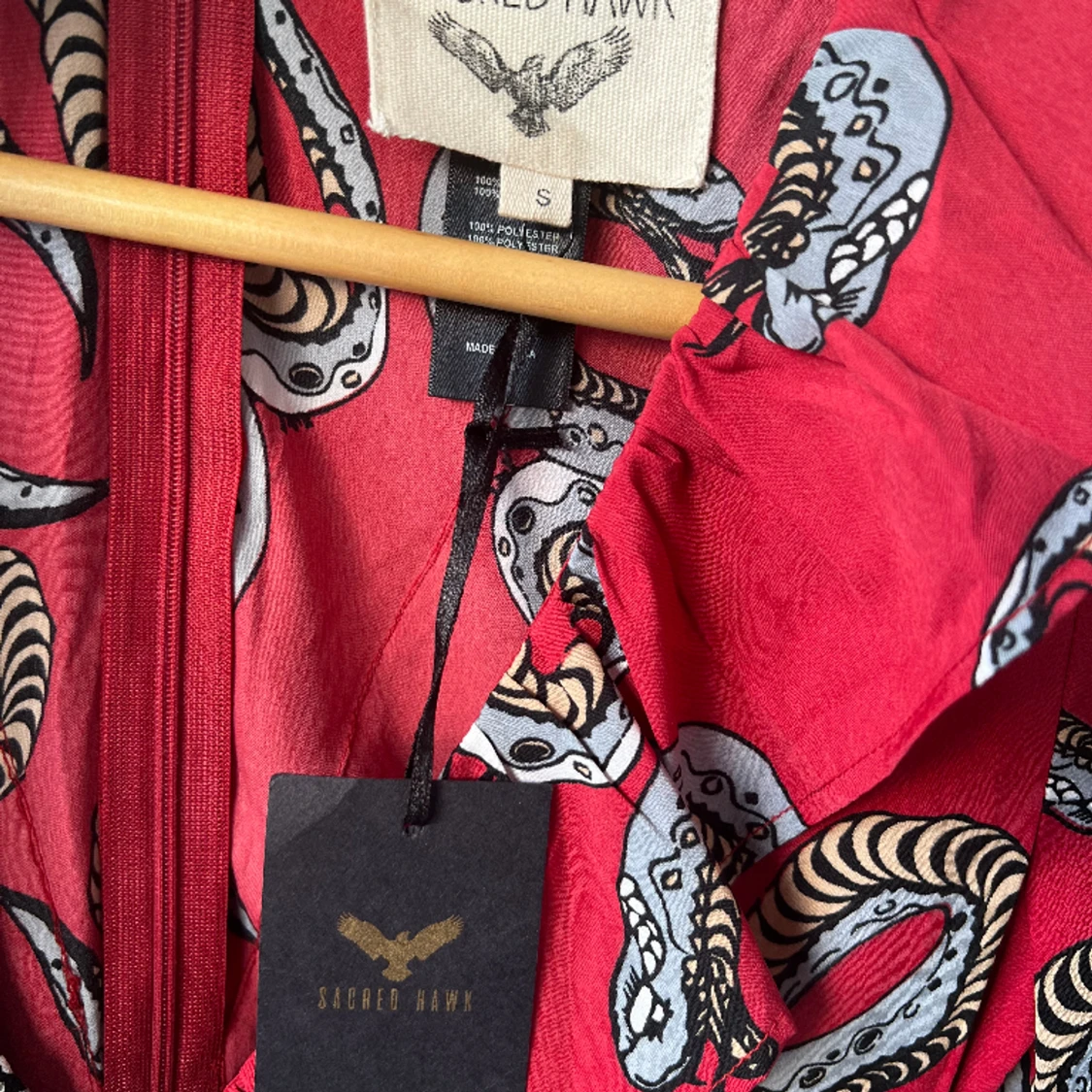 NY röd klänning med tryck och volanger  - 90