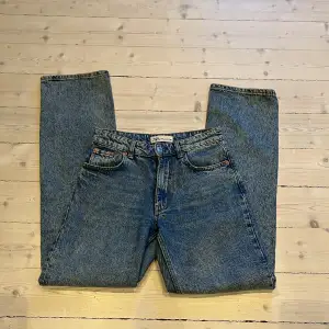 Blåa zara jeans som är straight i modellen och midwaist. 🩷 I storleken 36. Är i jätte bra skick och knappast använda