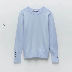 Stickad baströja - Jättefin ljusblå stickad tröja med fina gulddetaljer från Zara. Köpt för 259, men helt slutsåld. Pris går att diskuteras