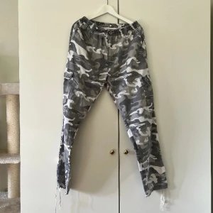Gråa militär cargo byxor  - Köpt på humana för några år sedan. Storleken är XXL men jag är 162 och de passar mig utmärkt då det går att spänna dem i midjan samt vid vaderna. Så jag skulle säga att de passar många 🖤