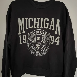 Sweatshirt från Gina tricot  - Mysig sweatshirt. Är i mycket bra skick, inte mycket använd. Säljer pågrund av att den inte passar längre