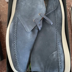 Paul Smith blå mocka-skor högt skaft - Paul Smith skor i blå mocka. Helt oanvända i kartong. 