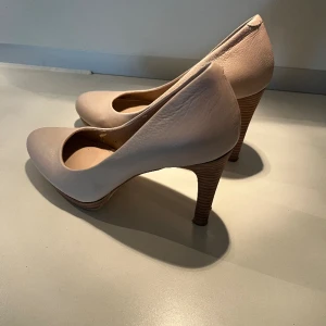 Beiga högklackade skor - Lite använda då jag får ont i fötterna av högklackat 