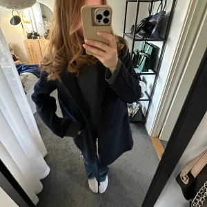 Marinblå kappa - Säljer världens finaste marinblå kappa som köptes från zara förra året för över 1000kr men som ej finns kvar! Den är perfekt med så fina detaljer🤍endast använd två gånger innan