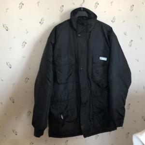 Vinterjacka XL Success - Jackan är i gott skick med små skavanker: minihål längs med öppningen och snoddarna i midjan är slitna.  Mått: Axel till botten 85 cm. Axel till ärmslut 66 cm. Stussvidd 60 cm. (Omkrets 120 cm.) Tyvärr, vet inte hur man mäter! Fråga gärna!  