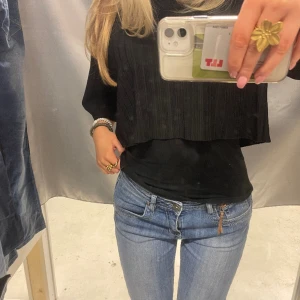 Lågmidjade jeans - Säljer dessa as snygga lågmidjade jeansen! Skulle mer säga att det är straight där nere vid benen istället för bootcut! Men ingeting som man tänker på! Pris går att diskuteras vid snabb affär! 💕