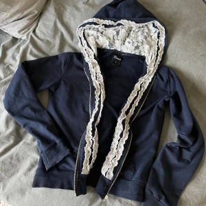 Huvtröja med spets  - Supersöt ziptröja med spets 