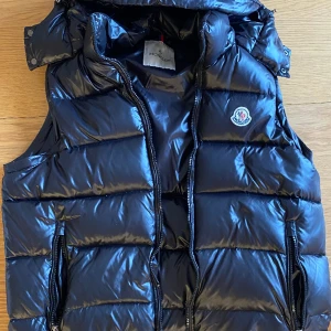 Moncler väst  - Qr kod allt finns. Storlek L grym kvalitet 