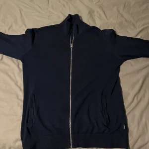 Jack Jones Zip Up - Säljer en fräsch heldragen zip up med krage från Jack And Jones. Perfekt skick användes ett par gånger bara. Ny pris 450+ mitt pris 349 plus frakt. Skriv för frågor eller flera bilder.