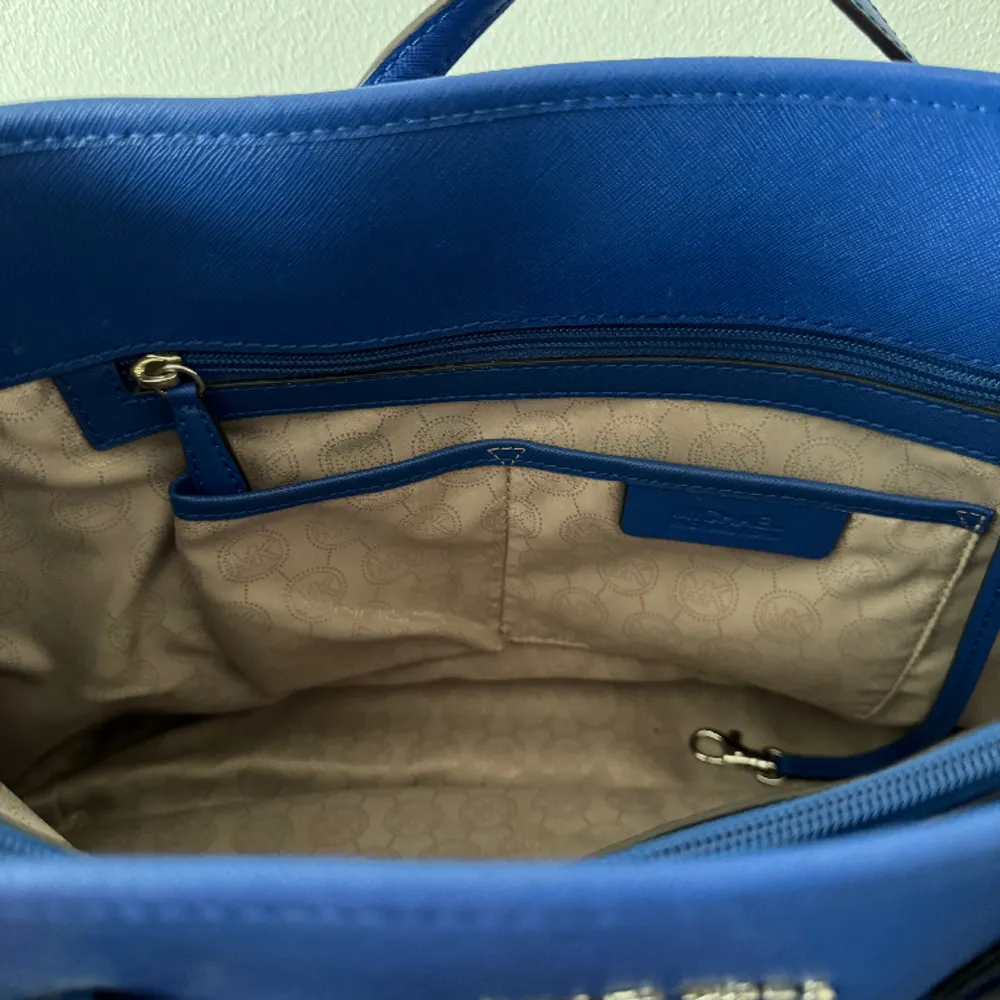 Koboltblå Tote från Michael Kors med tillhörande dustbag. Så gott som oanvänd. . Väskor.