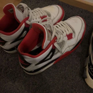 Jordan 4 fire red - Hej hjälper min vän sälja sina Jordan 4 fire red. Skorna är 7/10 i skick och säljs ganska billigt. De kostar 6500 kronor nya. Äktehetsbevis finns. Jag möts i Stockholm.