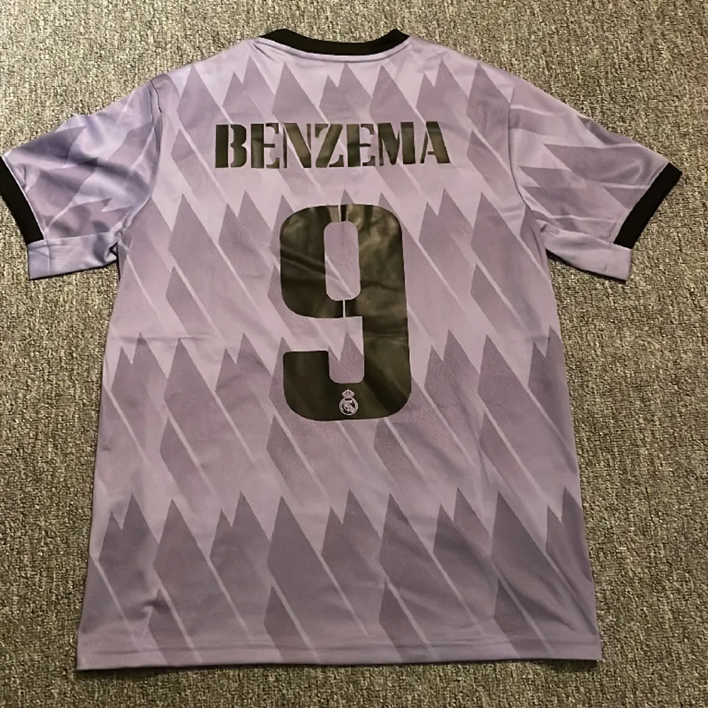 Oanvänd real madrid Benzema tröja storlek M. T-shirts.