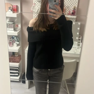 Svart off shoulder tröja - En svart off shoulder tröja från H&M. Använd ca 3 gånger. Kontakta för fler bilder❤️