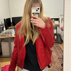 Skinn jacka i röd❤️ - Mest hängt i garderoben fick den av min mamma❤️ 