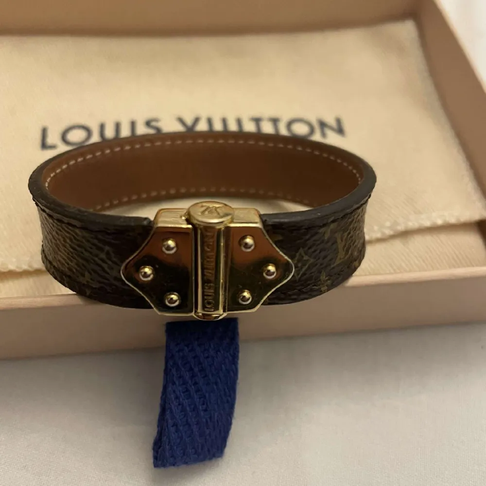 Superfint armband från Louis Vuitton i modellen Nano Monogram!😍 Låda och dustbag är inkluderat!. Accessoarer.