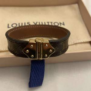 Superfint armband från Louis Vuitton i modellen Nano Monogram!😍 Låda och dustbag är inkluderat!