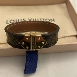 Louis Vuitton armband - Superfint armband från Louis Vuitton i modellen Nano Monogram!😍 Låda och dustbag är inkluderat!