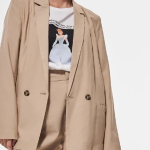 Beige kavaj/ blazer - Säljer denna fina beiga kavaj från Gina Tricot💓 Använd något men i väldigt bra skick, använder den tyvärr inte så mycket som jag trodde.🩷