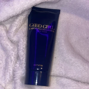 Body Lotion - Carolina Herrera Good girl body lotion.Doftar exakt som parfymen och sitter länge.Säljer denna för jag har redan en,behöver inte två styckna.