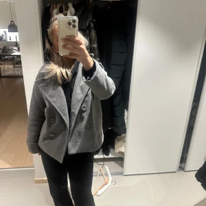 Grå kappa designbysi - Fin kappa nu till våren. Köpt på design by si. Nyskick. Hör av dig vid funderingar! 