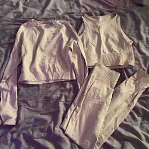 Träningset  - Säljer tränings set från Lager 157.  Thigtsen är storlek M resten är storlek L   Inte används 