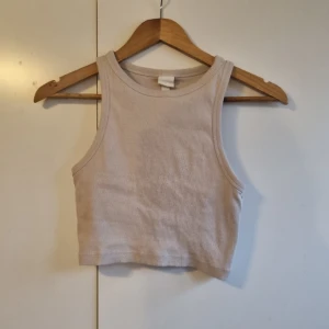 Beige tank top från H&M - Säljer denna beiga tanktop från H&M, då den knappt kommit till användning💓 Som ny! Säljer för 30kr + frakt💓 